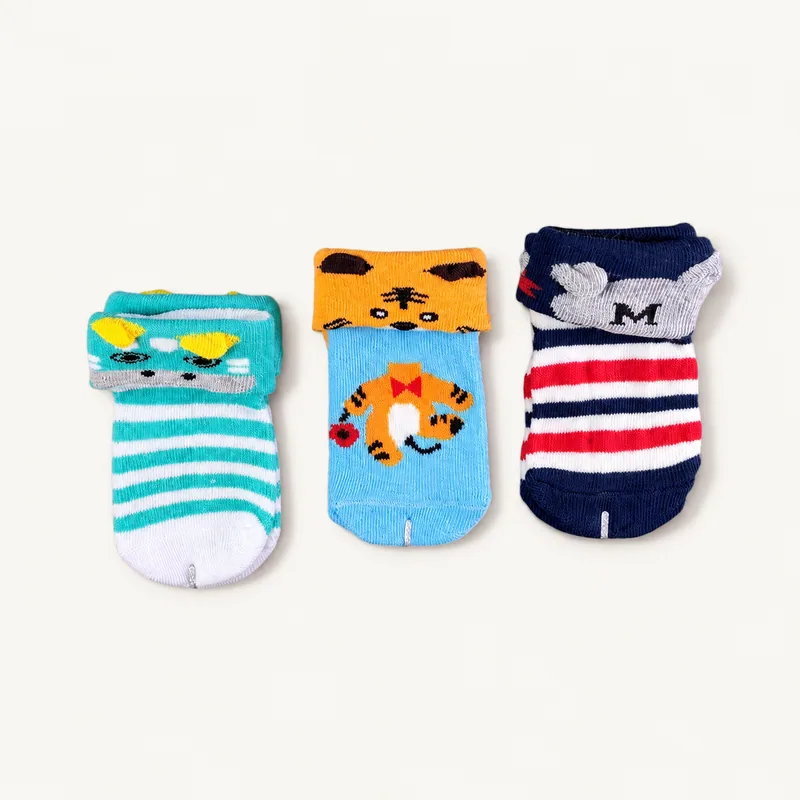 Contoh kaos kaki bayi dengan motif hewan dan garis