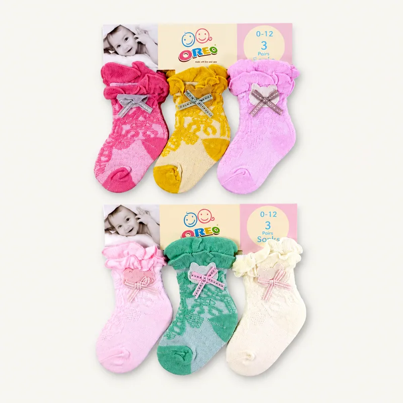 Contoh kaos kaki bayi dengan renda dan pita dalam kemasan