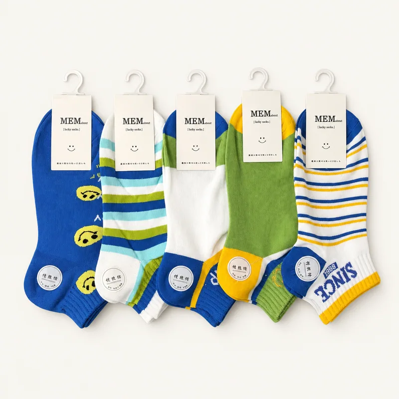 Contoh kaos kaki fashion mata kaki kombinasi biru, hijau, dan kuning