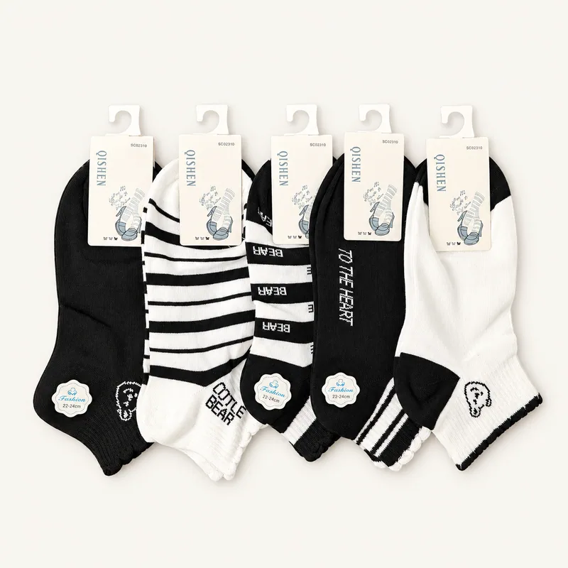Contoh kaos kaki fashion mata kaki bermotif hitam putih