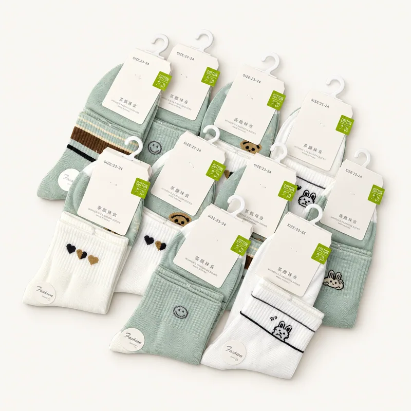 Contoh kaos kaki fashion panjang dengan motif dan warna pastel