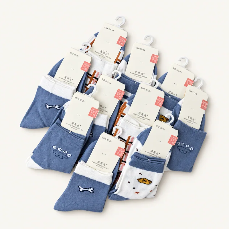 Contoh kaos kaki fashion panjang bermotif warna biru dan putih