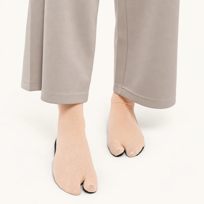 Contoh pemakaian kaos kaki jempol warna krem