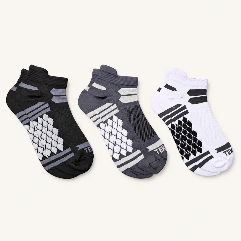 Contoh kaos kaki olahraga pendek dengan motif hitam, abu-abu, dan putih