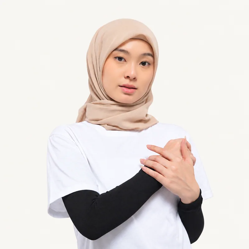 Contoh pemakaian manset tangan hitam pada kedua lengan