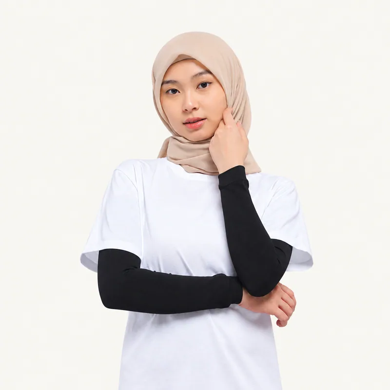 Contoh manset tangan hitam dipadukan dengan kaos putih
